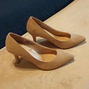 Tan, heeled pumps